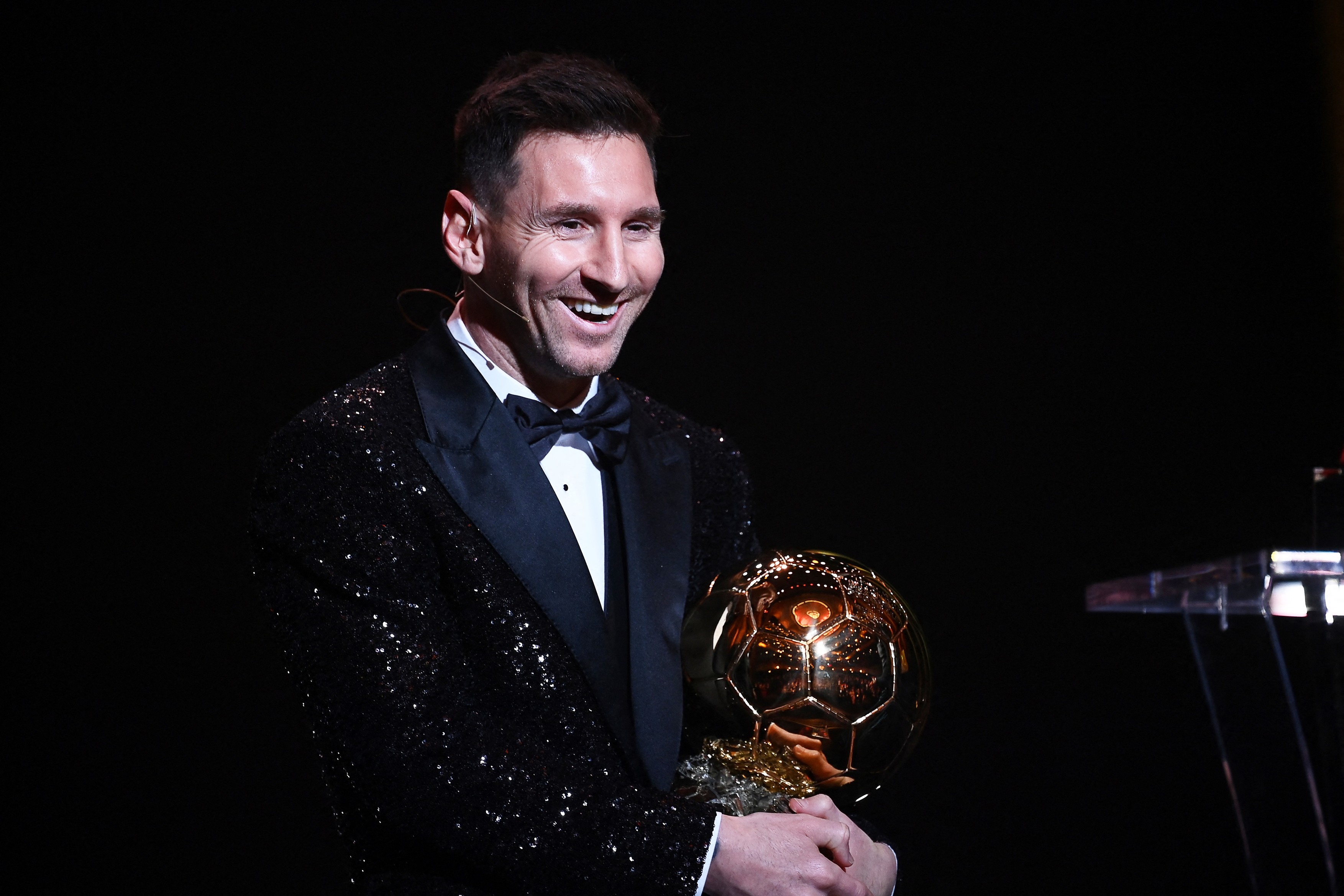Leo Messi, omagiat în fața Turnului Eiffel după câștigarea Balonului de Aur