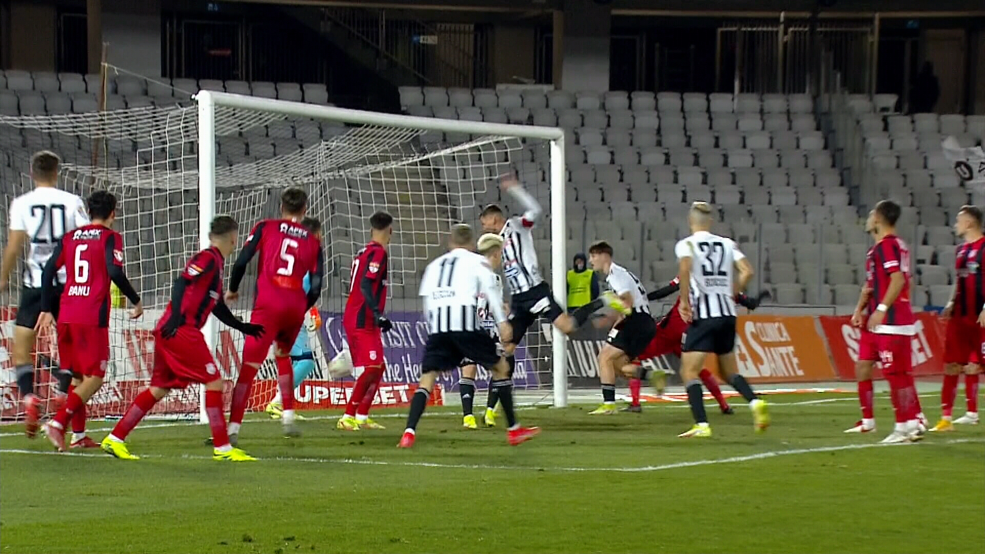 Erik Lincar, ”săgeți” la arbitrajul partidei U Cluj – Astra: ”Era la doi metri în afara careului!”