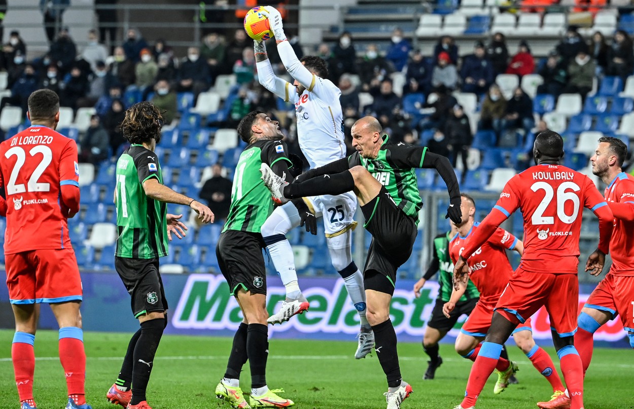 Scandal la finalul meciului Sassuolo – Napoli 2-2. Chiricheș a fost integralist