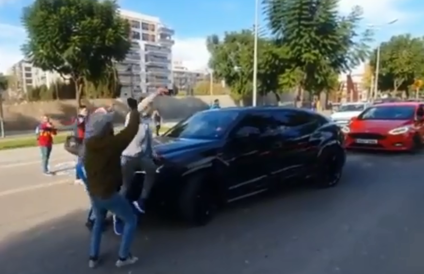 Fanii Barcelonei l-au oprit forțat din drum pe Umtiti și s-au suit pe mașină! Francezul s-a dat jos la ei