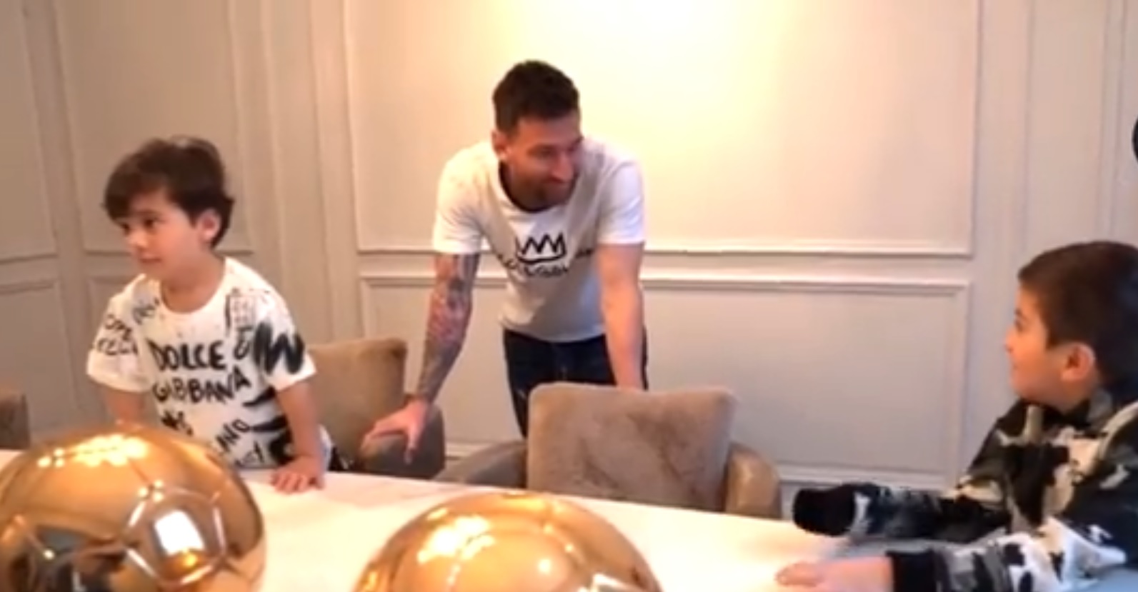 ”De ce 7? Nu aveai 6?”. Thiago Messi, încurcat de cel mai recent ”Balon de Aur” câștigat de tatăl său