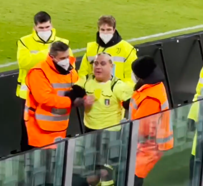 Imaginile devenite virale de la meciul lui Juventus. Un suporter a vrut să intre pe teren "deghizat" în arbitru