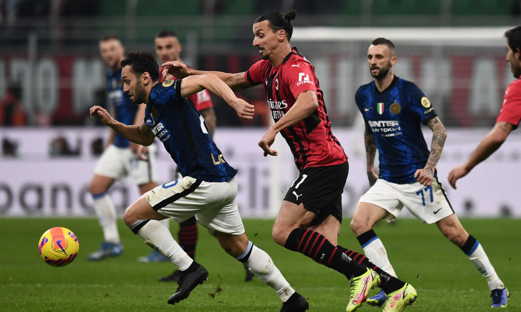 Zlatan Ibrahimovic și Hakan Calhanoglu, în meciul AC Milan - Inter / Foto: Profimedia