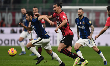 Zlatan Ibrahimovic și Hakan Calhanoglu, în meciul AC Milan - Inter / Foto: Profimedia