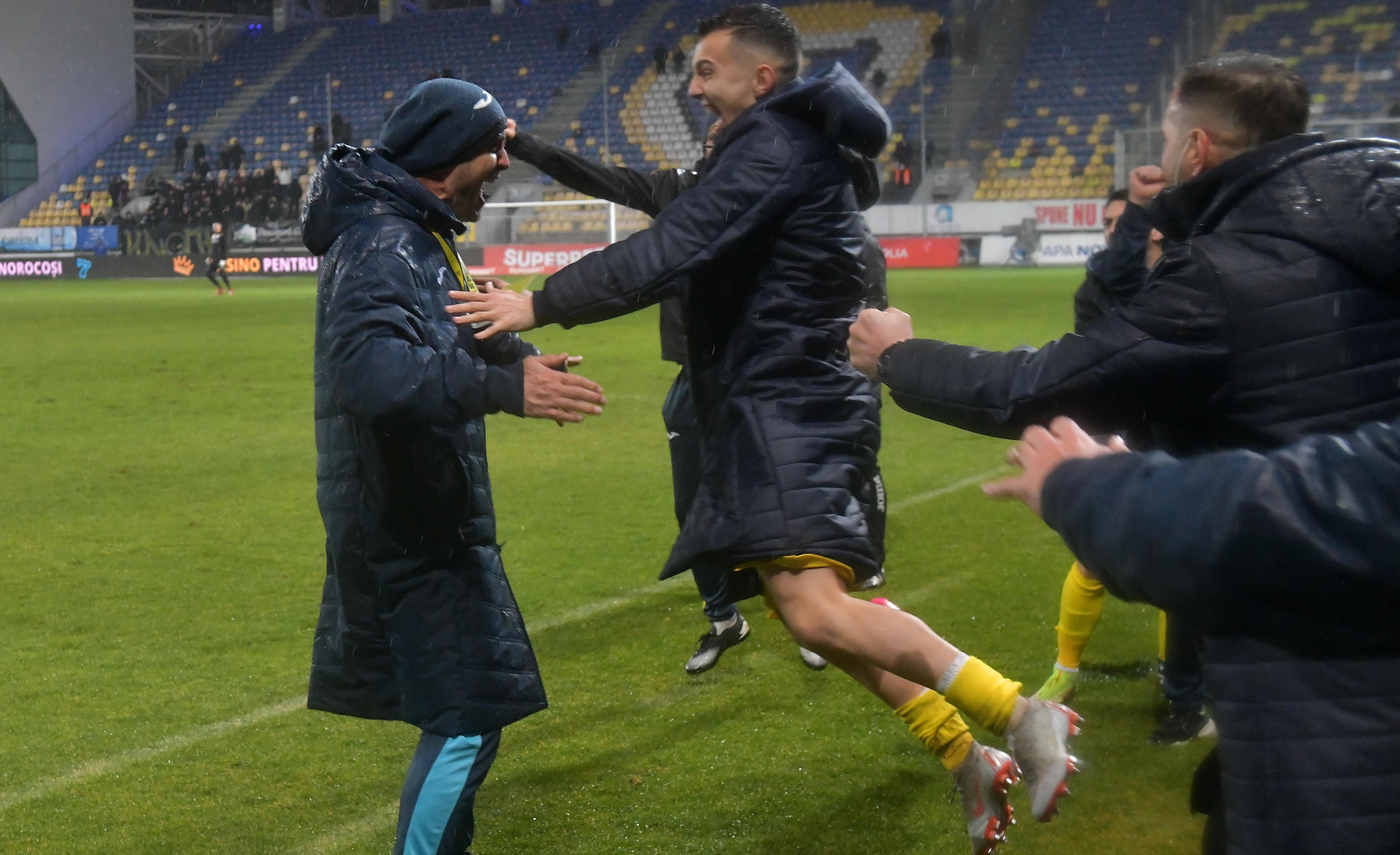 Erik Lincar și Nae Constantin, după Petrolul - U Cluj 1-0: ”Fotbalul așteaptă greșeala”/”Meciul s-a decis cum mă așteptam”