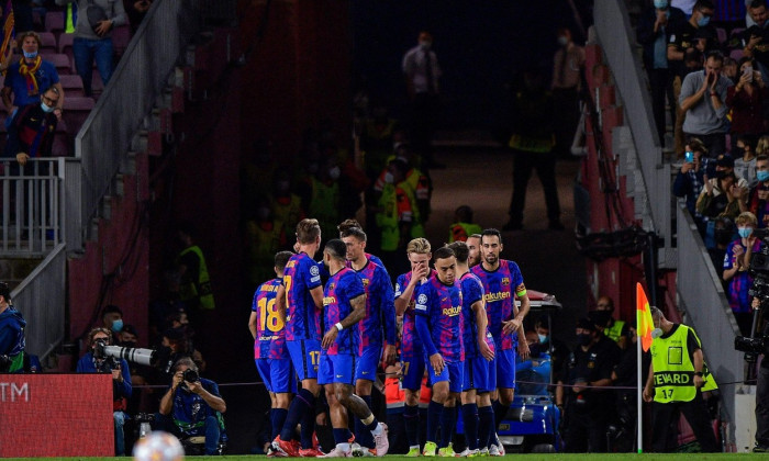 BARCELONA, SPAIN - OCTOBER 20: Gerard Pique of FC Barcelona celebrates after scoring his sides first goal with Memphis Depay of FC Barcelona, Luuk de Jong of FC Barcelona, Sergino Dest of FC Barcelona and Gavi of FC Barcelona during the Group E - UEFA Cha