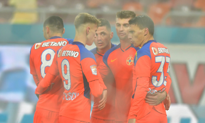 Fotbaliștii de la FCSB, în meciul cu UTA Arad / Foto: Sport Pictures