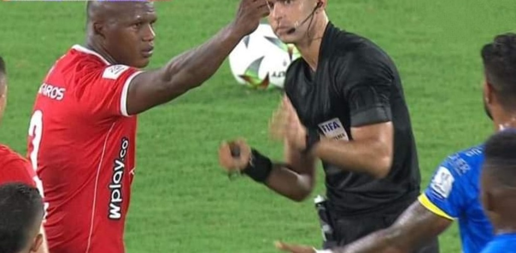 Scene de comedie în fotbalul din Columbia! Un jucător i-a ”furat” cartonașul arbitrului