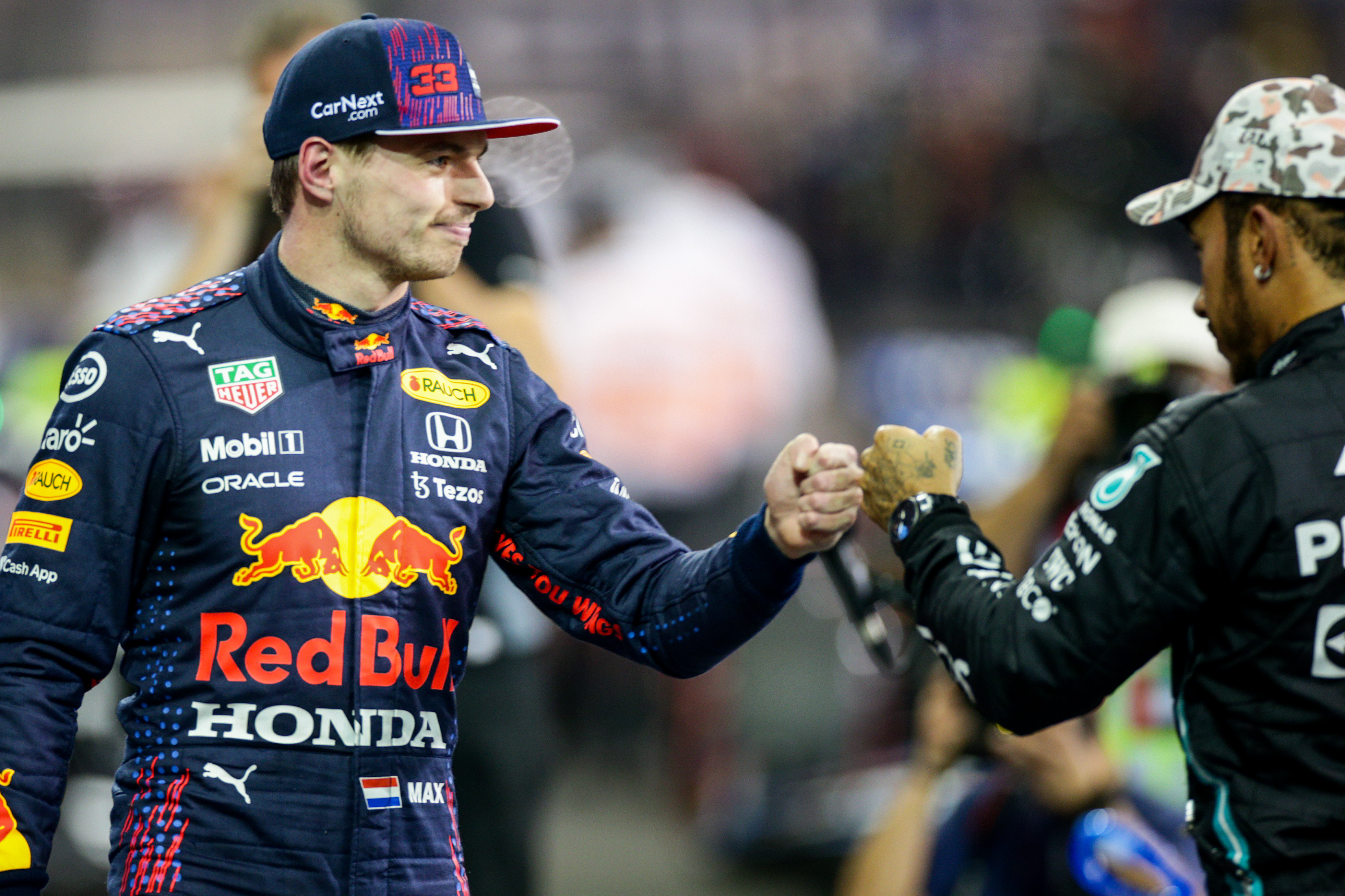 Campionul mondial Max Verstappen semnează un nou contract, dar cu salariu la jumătate față de cel al lui Lewis Hamilton