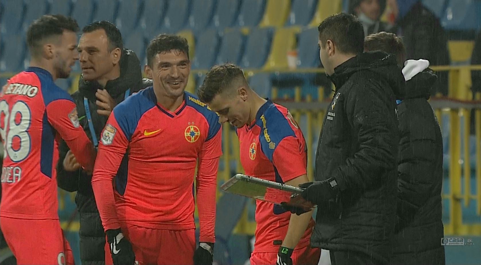 Trei dintr-o lovitură: FCSB, trei schimbări la pauză cu Gaz Metan Mediaș. De când nu se mai întâmplase
