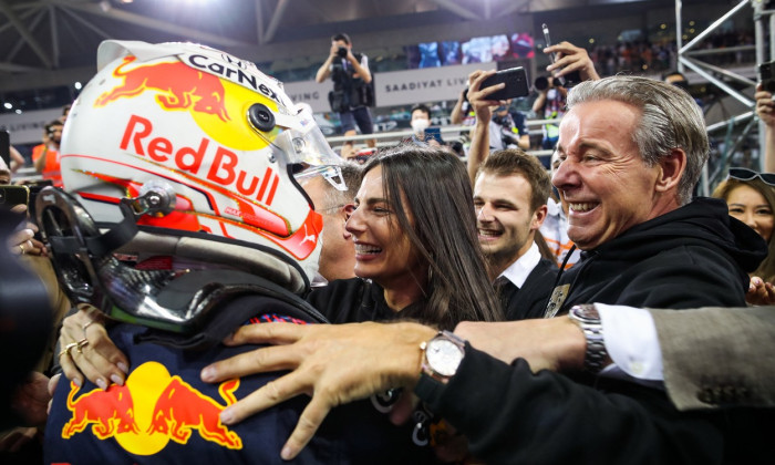 Max Verstappen, vainqueur ŕ Abou Dabi et champion du monde aprčs avoir dépassé Lewis Hamilton dans le dernier tour