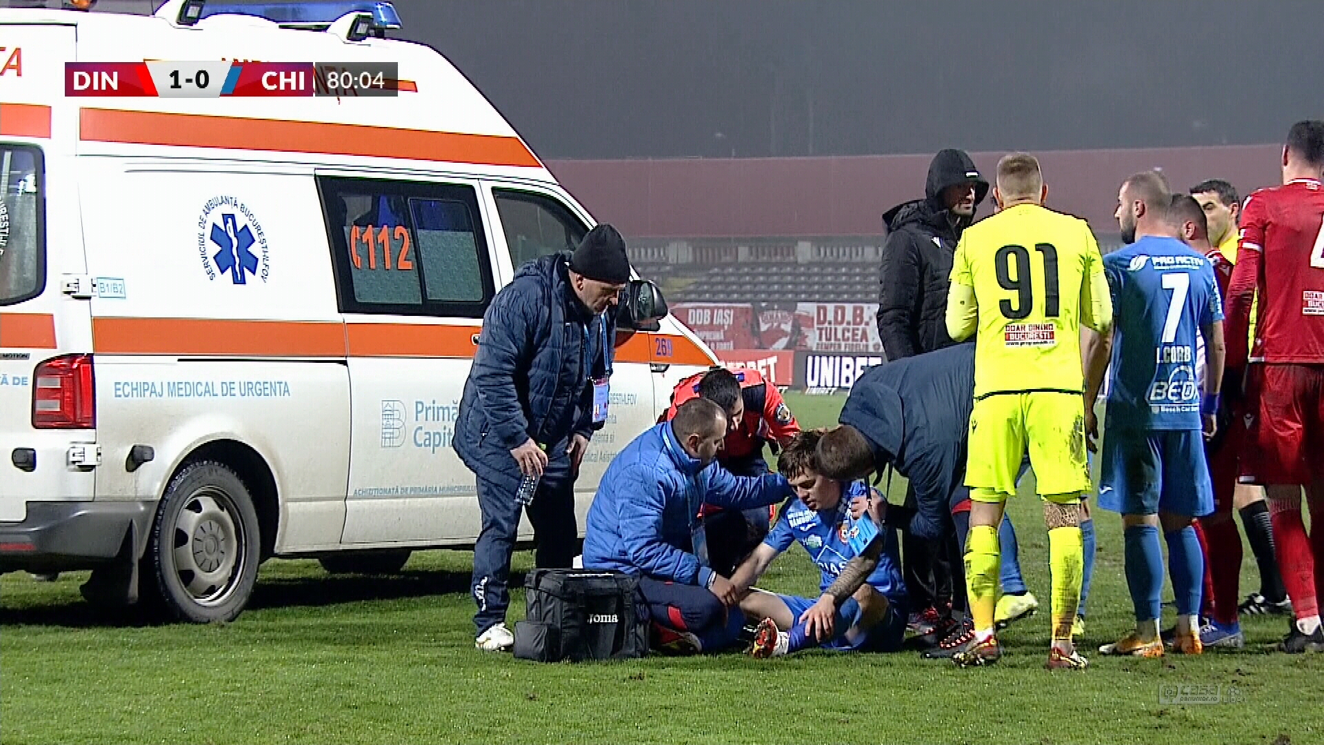 Ce fază! Penalty după ce un jucător a fost făcut KO în meciul Dinamo - Chindia. Ambulanța a intrat pe teren