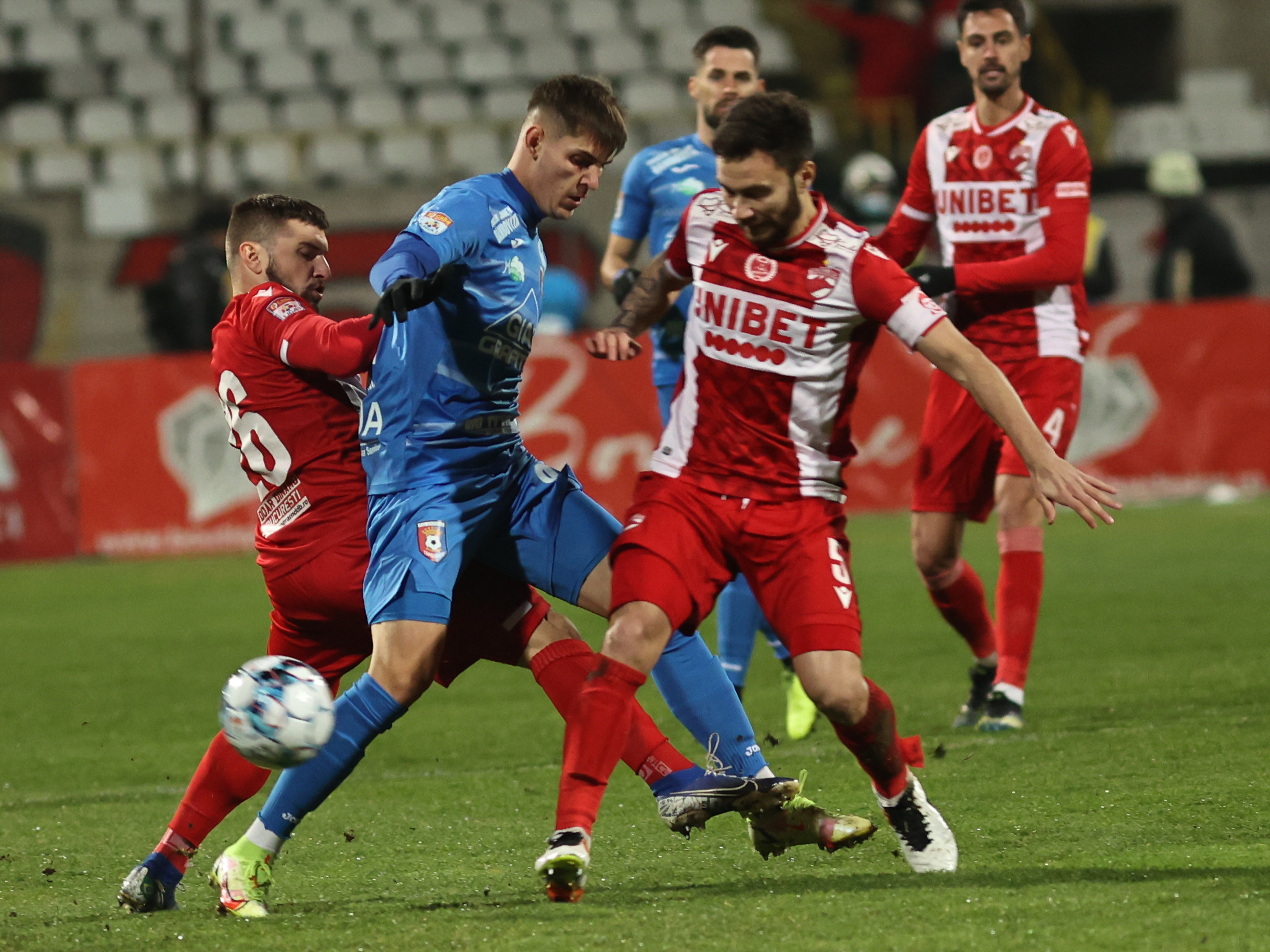 Dinamo - Chindia 1-0. Final incendiar de meci! ”Câinii” obțin prima victorie după 15 partide