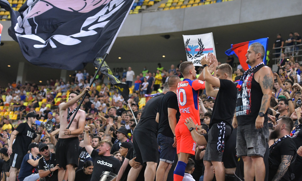 Florin Tănase, alături de suporterii FCSB-ului la un meci cu Universitatea Craiova / Foto: Sport Pictures