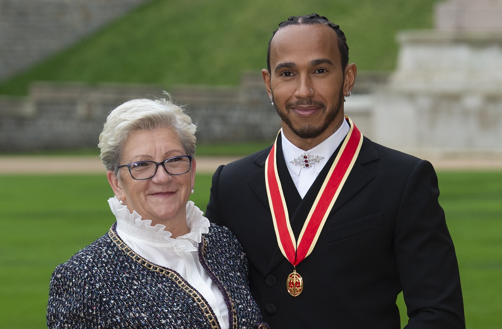 Lewis Hamilton a primit titlul onorific de cavaler al Marii Britanii, la castelul regal Windsor