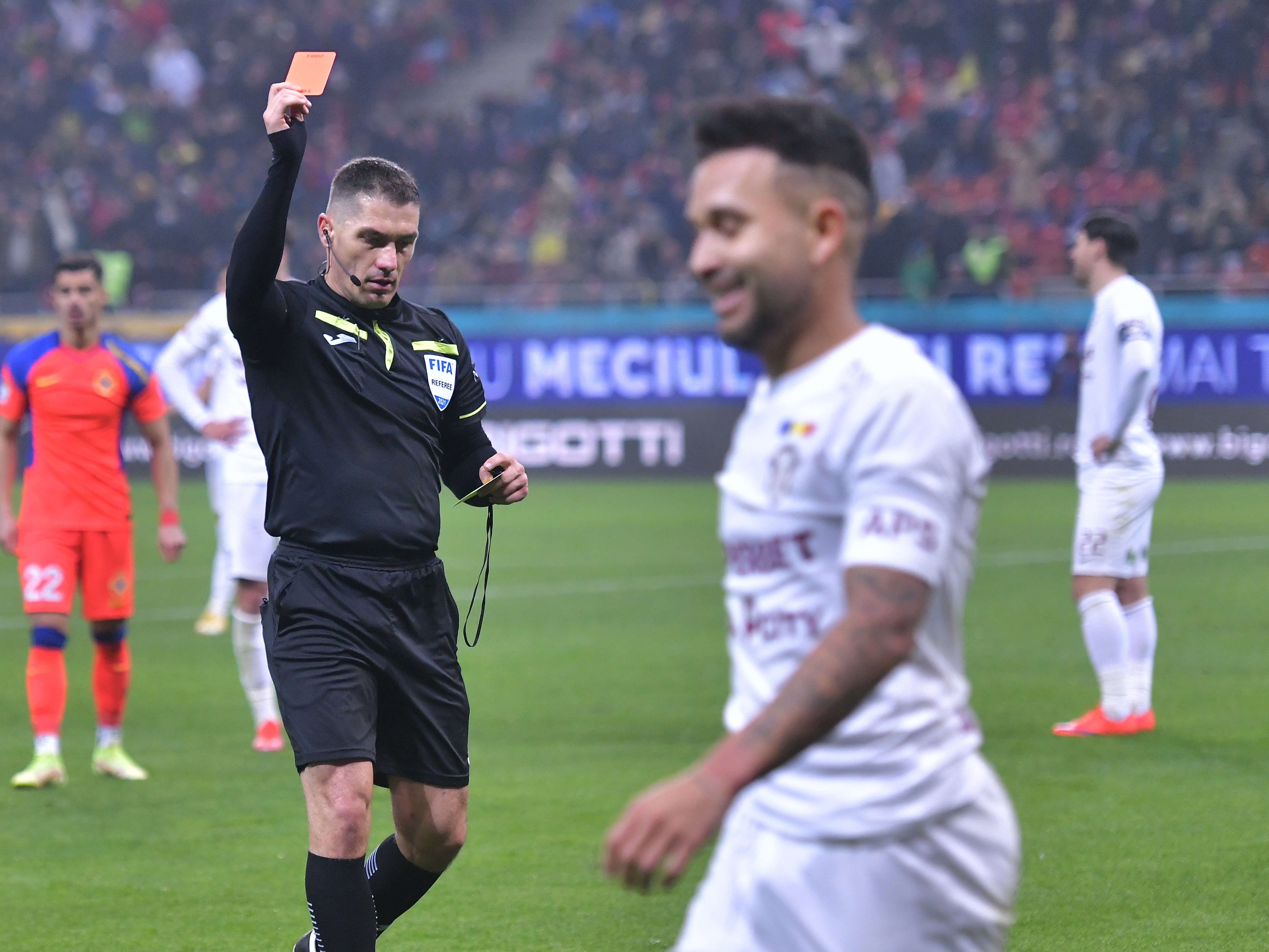 Istavan Kovacs, delegat un meci de gală! Contestat în Liga 1, arbitrul va conduce Barcelona - Napoli, în Europa League