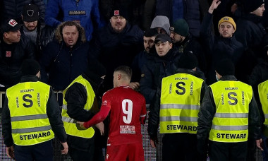 Fotbaliștii lui Dinamo, certați de fani după eșecul de la Mioveni / Foto: captură Digi Sport