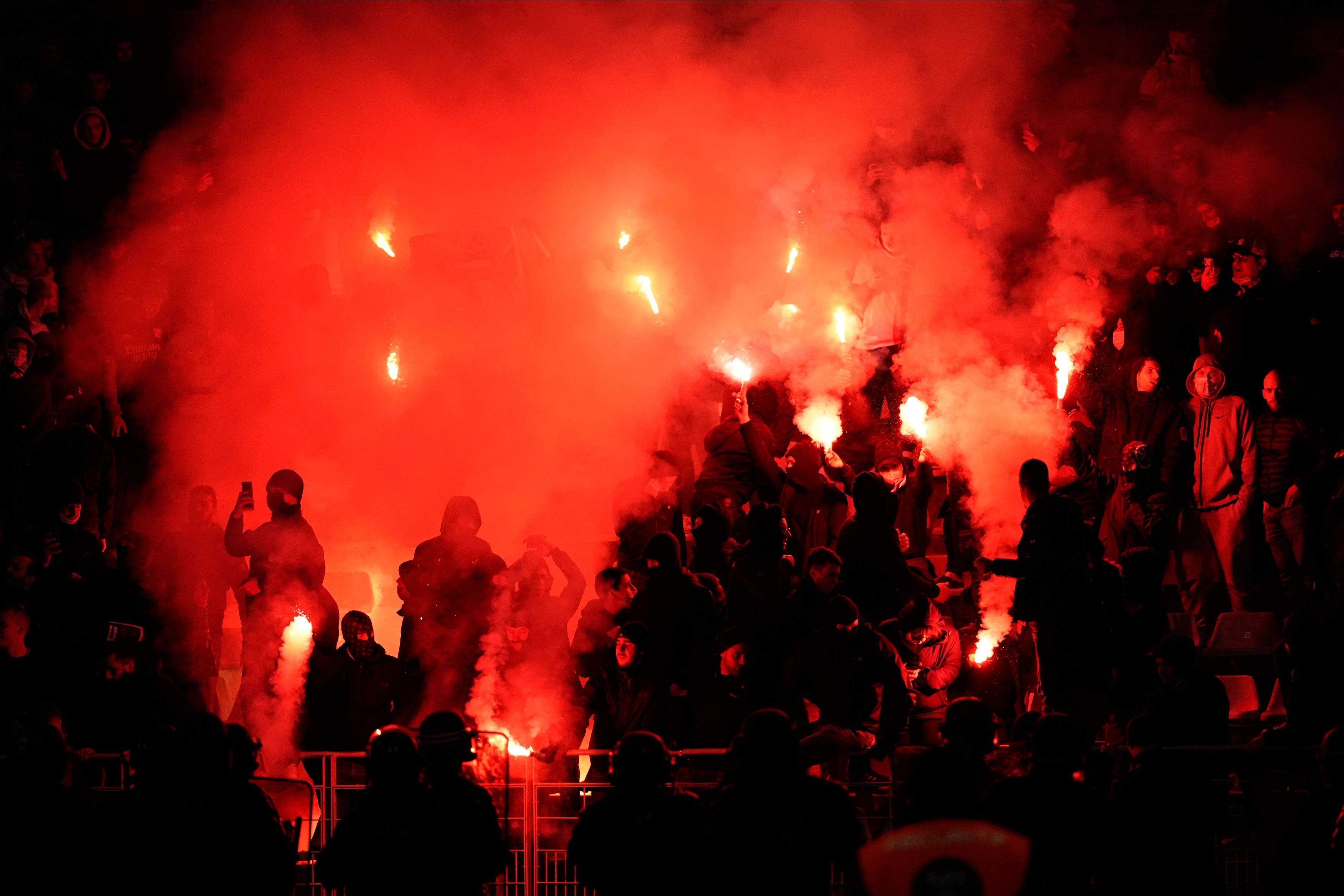 Incidente grave la partida dintre FC Paris și Olympique Lyon, din Cupa Franței. Partida a fost întreruptă la pauză