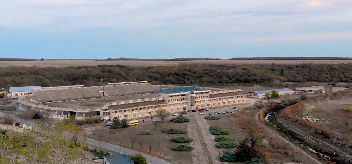 Cum arată stadionul din Scornicești la 32 de ani de la Revoluţie. O echipă joacă pe arena blocată în timp