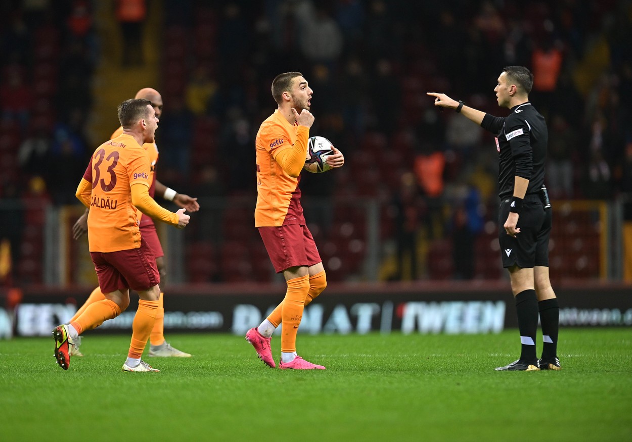 Scandal de proporții în Turcia. Arbitrul meciului Galatasaray - Bașakșehir, acuzat că a jignit jucătorii