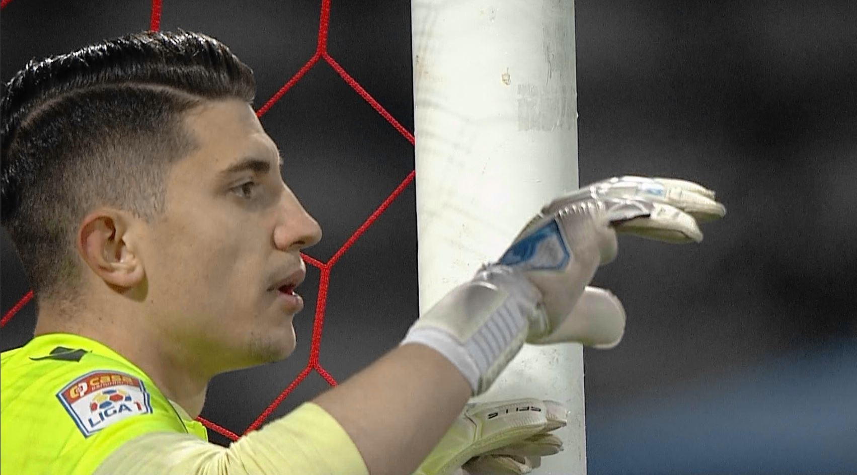 Reacția lui Mihai Eșanu la explozia unei petarde în timpul meciului Dinamo - Farul