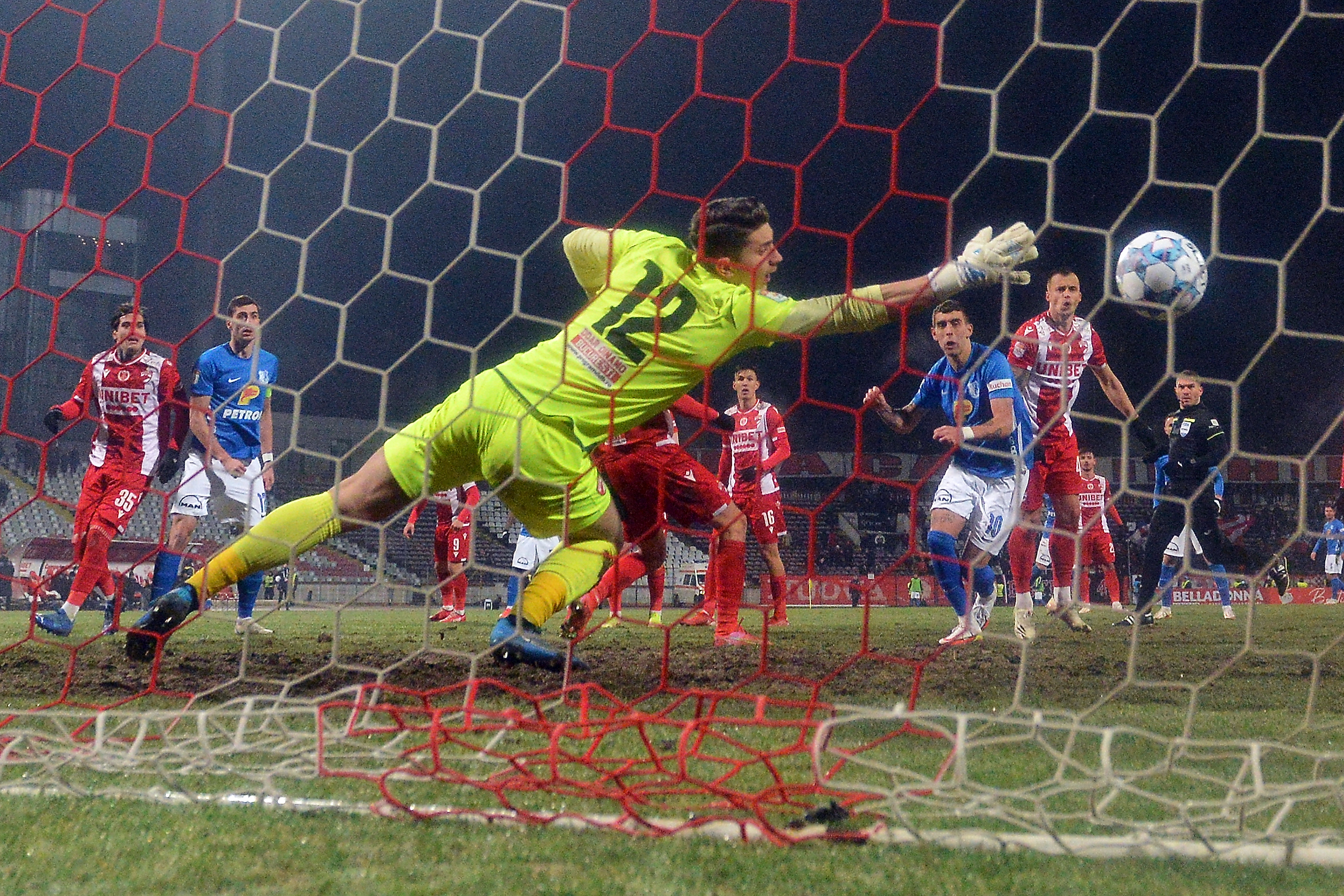 Dinamo - Farul 0-2. Câinii încheie anul pe penultimul loc, iar Farul, pe poziție de play-off