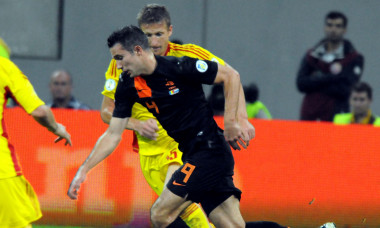 Dorin Goian și Robin van Persie, într-un meci România - Olanda / Foto: Sport Pictures