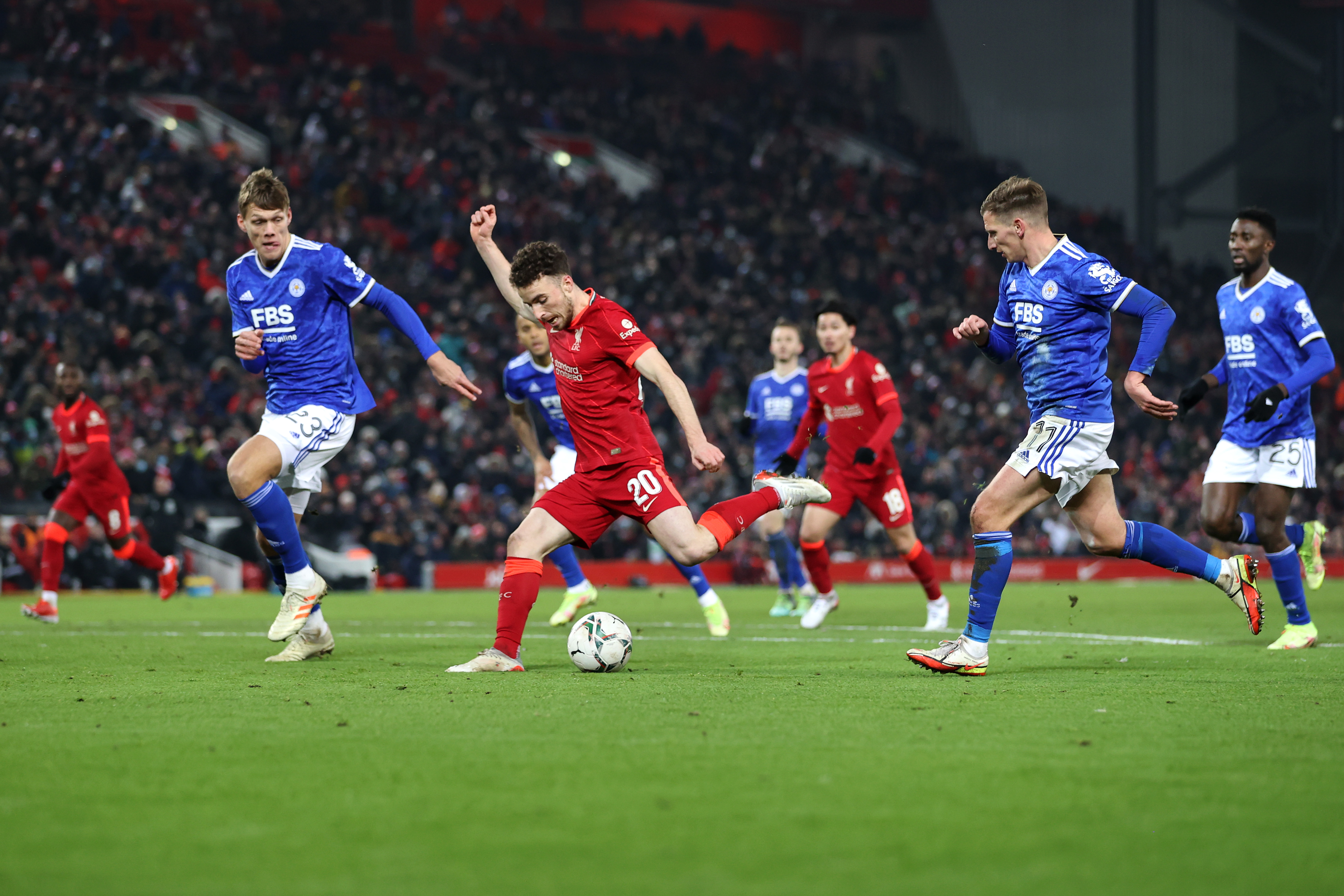 Cupa Ligii Angliei, sferturi | Liverpool trece dramatic de Leicester, la penalty-uri. Chelsea și Tottenham merg mai departe