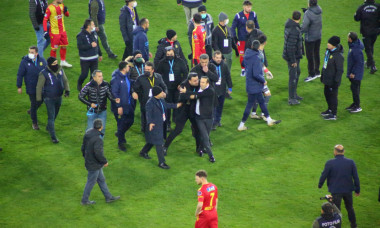 Adil Gevrek, bașkanul de la Yeni Malatyaspor, pe gazon după meciul cu Kayserispor / Foto: Twitter@PanenkaSport