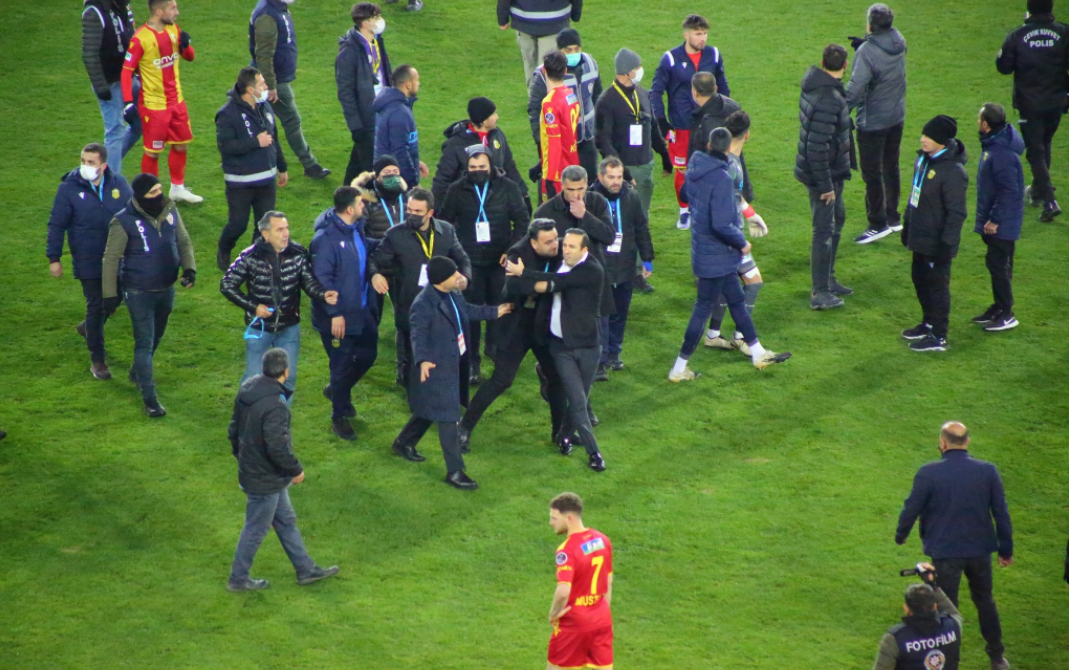 Scandal după ultimul meci al echipei lui Șumudică: președintele de la Malatya a intrat pe teren pentru a ataca arbitrul