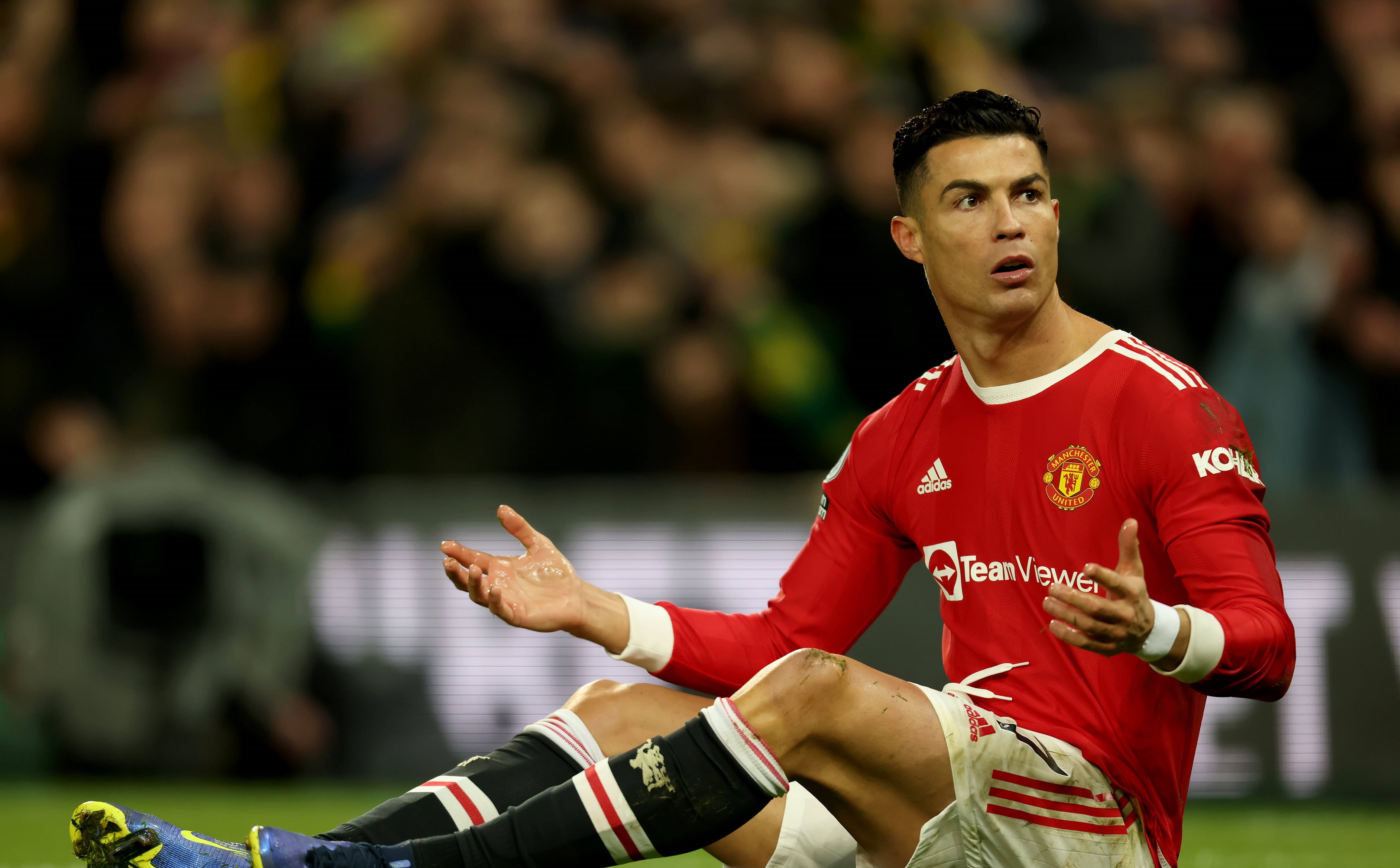 Cristiano Ronaldo, chemat la Newcastle de suporterii clubului. Imaginea surprinsă pe stadion