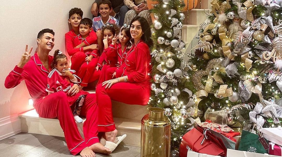 Cristiano şi familia şi-au pus pijamale roşii şi au transmis un mesaj cu aproape 10 milioane de like-uri