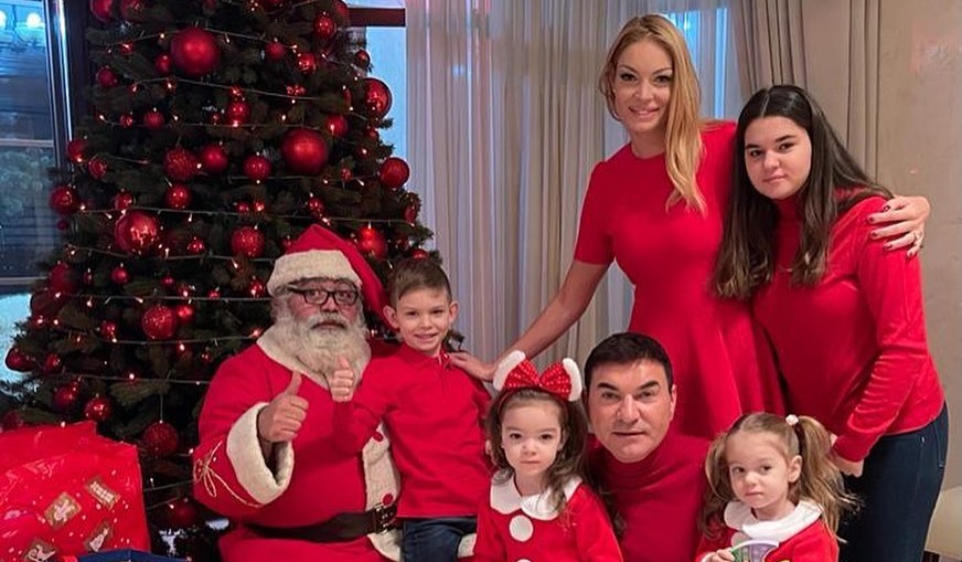 Cristi Borcea şi Valentina Pelinel au realizat, la un an distanţă, tradiţionala poză de Crăciun