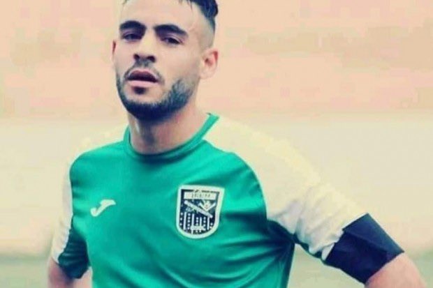 Un fotbalist care a continuat meciul după ce s-a lovit la cap s-a prăbuşit şi a decedat, în Algeria