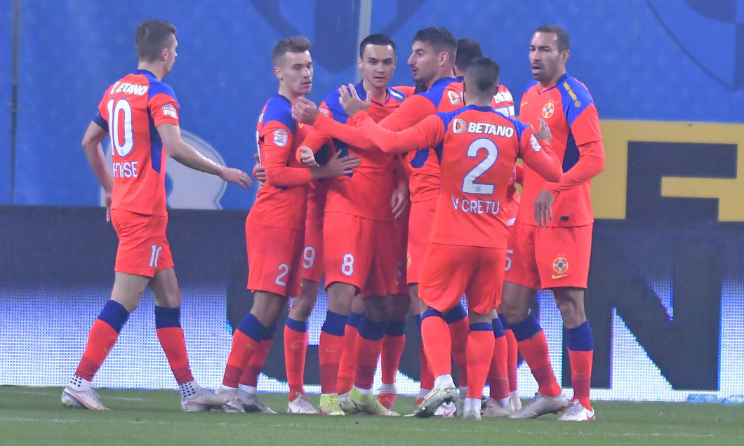 Bucurie a fotbalistilor stelisti dupa un gol marcat cu Darius Dumitru Olaru, Adrian Gheorghe Sut, Iulian Lucian Cristea