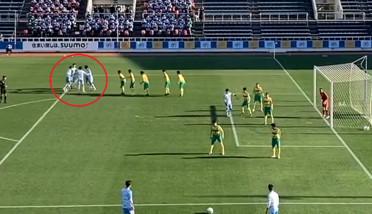 Schemă nemaivăzută pe un teren de fotbal! O echipă din Japonia a făcut ”o horă” pentru a destabiliza defensiva adversă