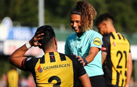 S-au cunoscut în timpul unui meci și acum sunt împreună! O femeie arbitru și un fotbalist și-au oficializat relația