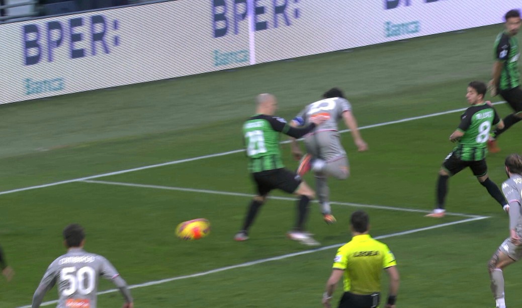 Gol de generic în Serie A! Mingea trimisă cu călcâiul a trecut printre picioarele lui Vlad Chiricheș