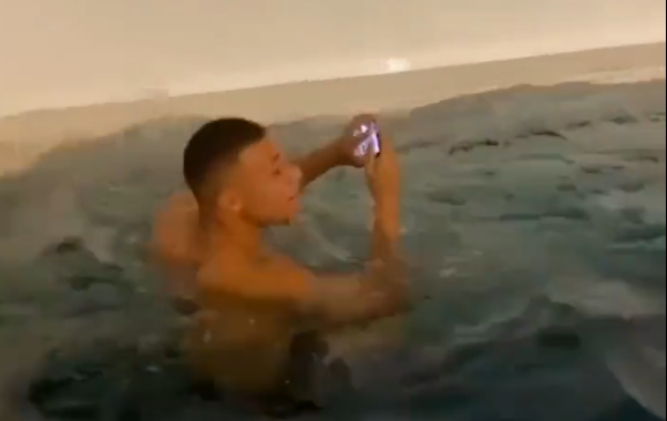 Kylian Mbappe a luat "la pase" telefonul lui Marco Verratti. Imaginile care au stârnit hohote de râs la PSG
