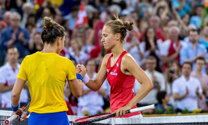 Simona Halep și Viktoria Golubic, după meciul direct de la FED Cup, din 2018 / Foto: Profimedia