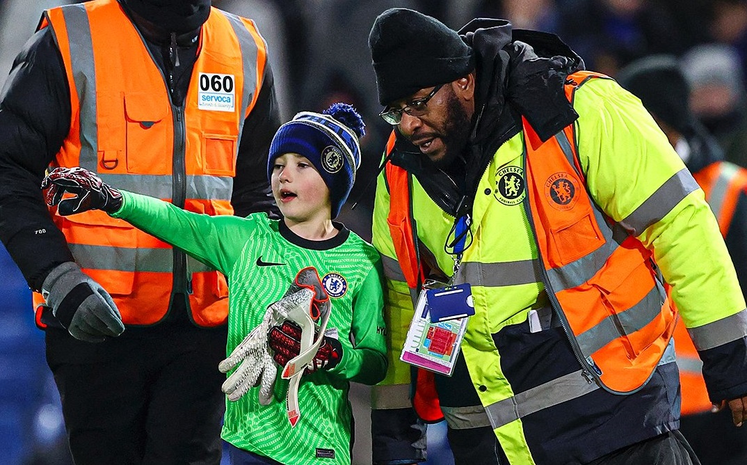 Un puști a intrat pe teren și s-a dus direct la Kepa, după Chelsea-Tottenham 2-0. Ce i-a cerut portarului