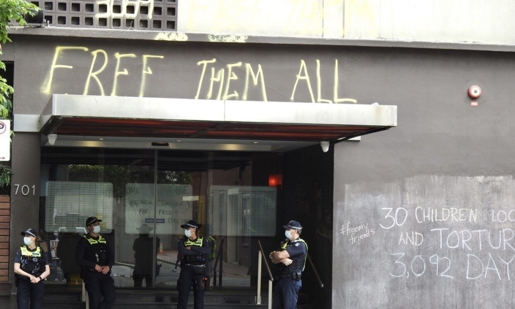 Novak Djokovic's Melbourne Hotel is surrounded by more protestors!