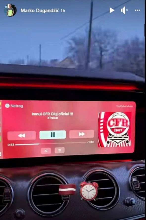 Marko Dugandzic ascultă imnul CFR-ului în mașină / Foto: Captură Instagram@m.dugandzic
