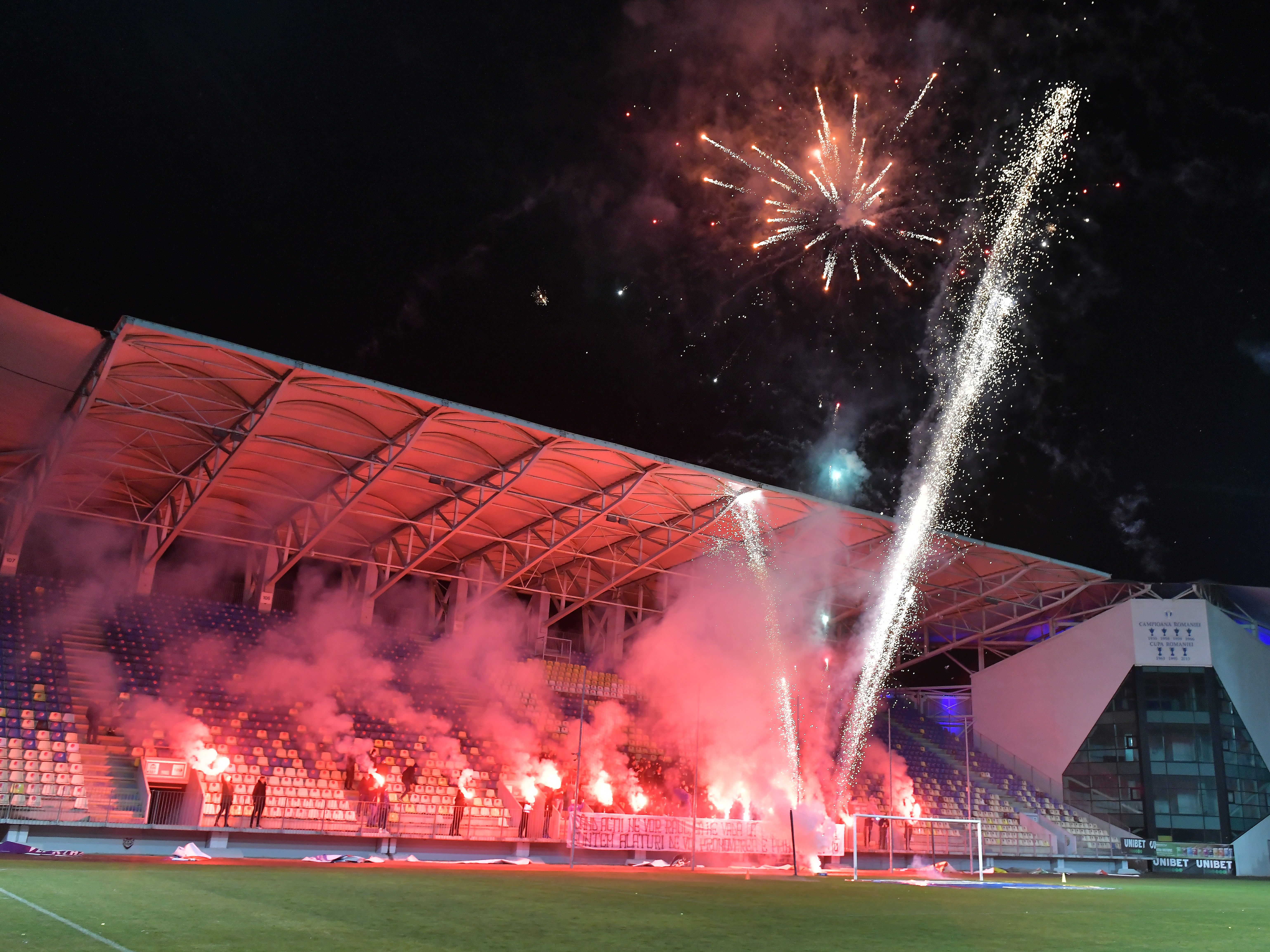 Show total la reunirea Petrolului. Focuri de artificii și numeroși fani prezenți la stadion