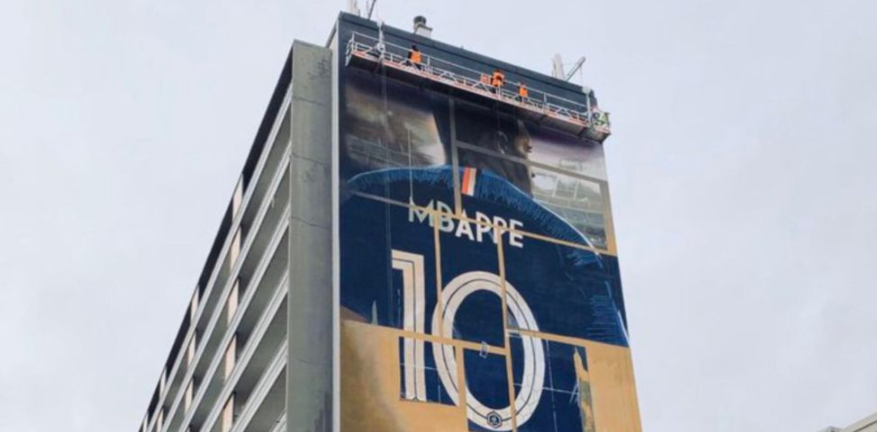 Pictura imensă dedicată lui Mbappe a fost vandalizată. Ameninţări pentru atacantul dorit de Real Madrid