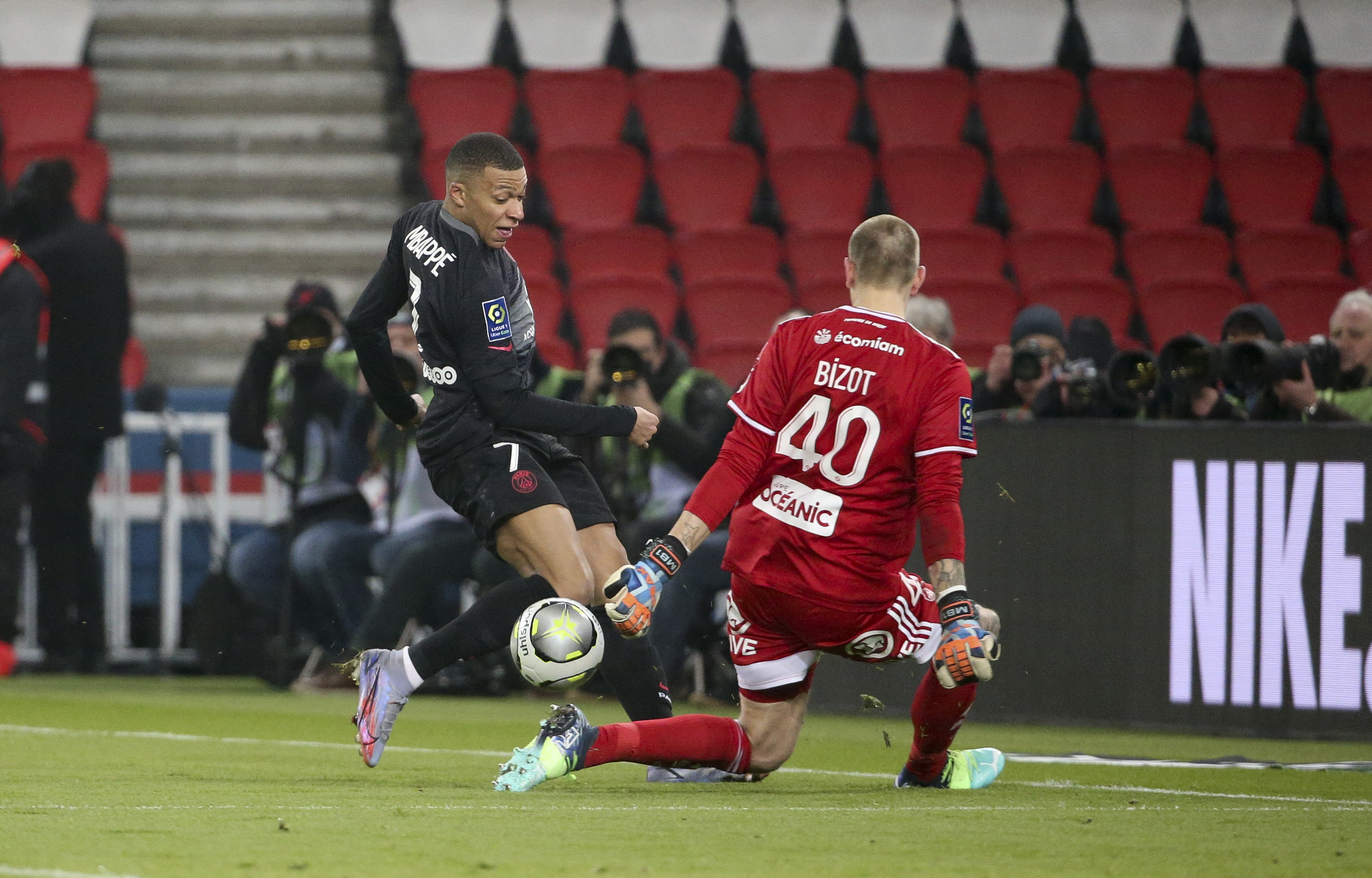 PSG - Brest 2-0. Mbappe, show pe teren și scandal cu arbitrul. Parizienii, primul succes după două remize la rând