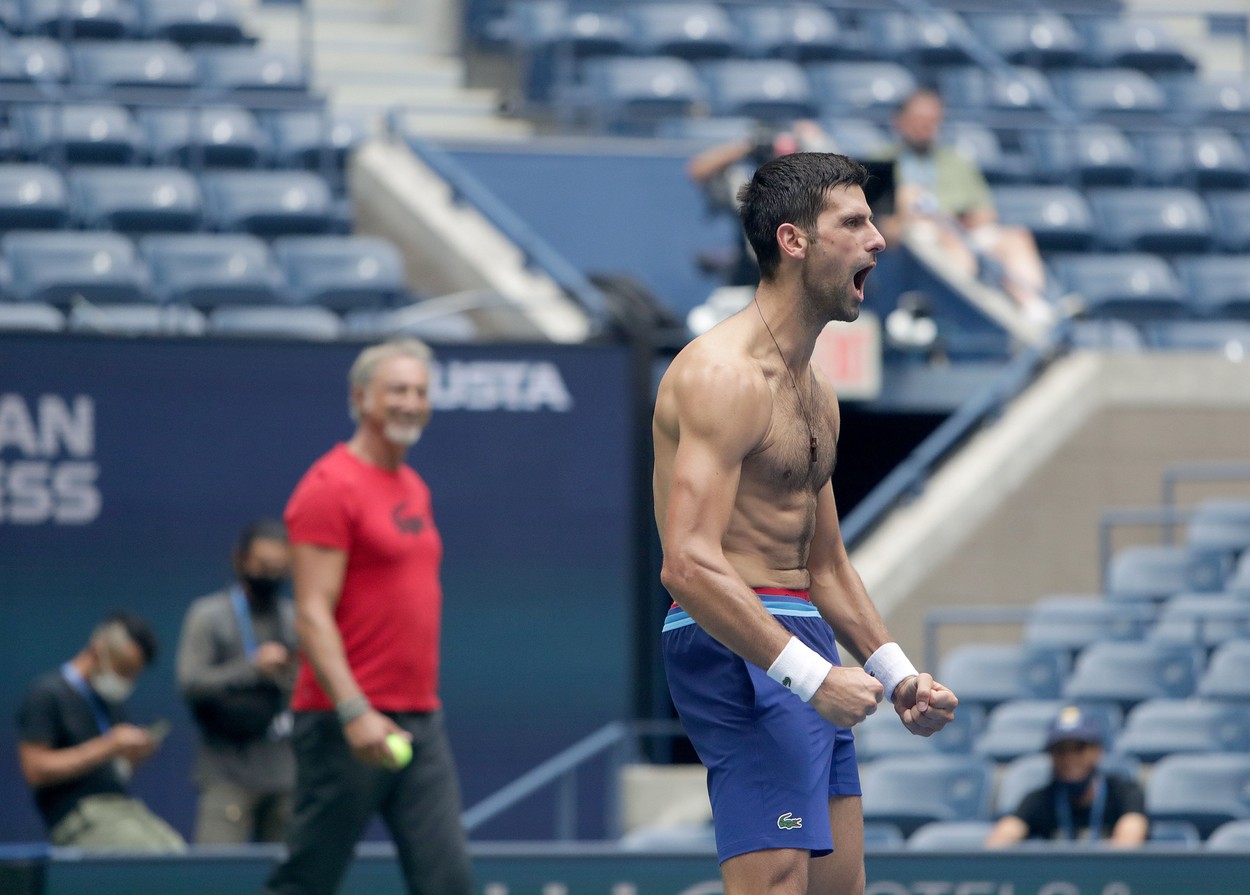 Ce au scris vecinii pe oglinda liftului, după ce Novak Djokovic a ajuns la Belgrad