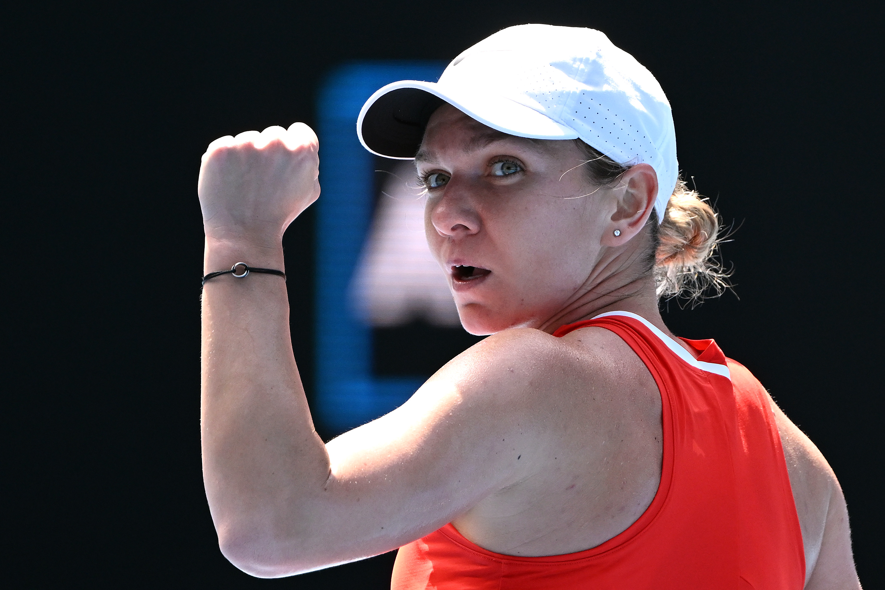 Simona Halep - Magdalena Frech 6-4, 6-3. Fostul lider mondial s-a calificat în turul doi la Australian Open
