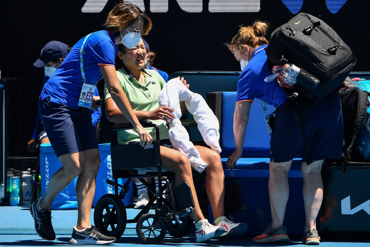 Scene sfâșietoare la Australian Open! O jucătoare a părăsit terenul în scaun cu rotile