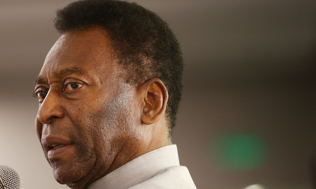 Pele Visits Rio De Janeiro Apple Store Ahead Of World Cup